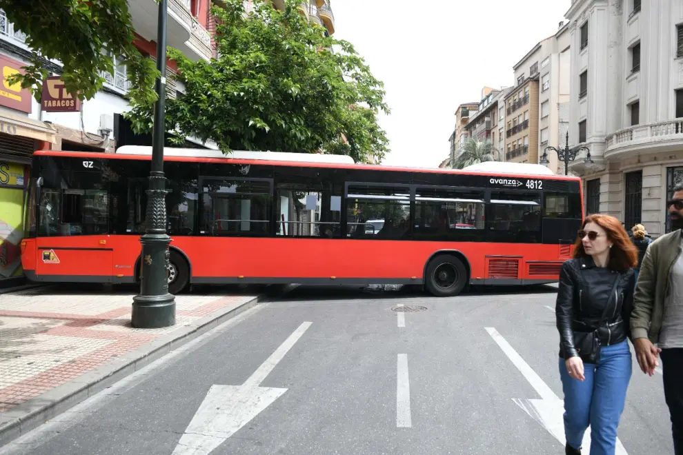 Foto: un autobús invade la acera y se empotra contra un edificio en la calle de Conde de Aranda en Zaragoza