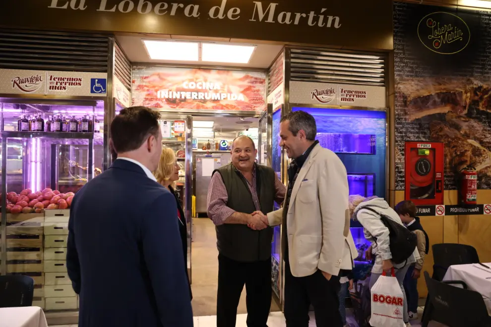 Precampaña Cs-Tú Aragón: Carlos Ortas y Daniel Pérez Calvo pasean por la calle de Alfonso y el Mercado Central en Zaragoza