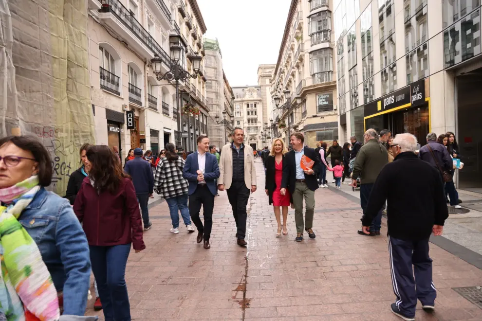 Precampaña Cs-Tú Aragón: Carlos Ortas  y Daniel Pérez Calvo pasean por la calle de Alfonso y el Mercado Central en Zaragoza