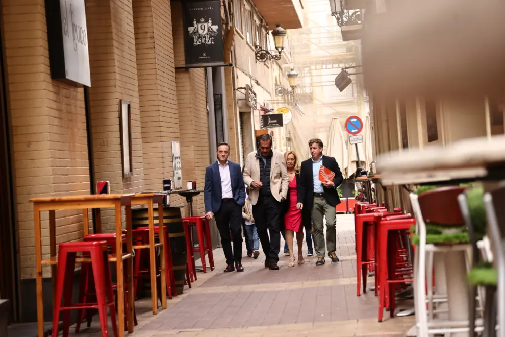 Precampaña Cs-Tú Aragón: Carlos Ortas  y Daniel Pérez Calvo pasean por la calle de Alfonso y el Mercado Central en Zaragoza