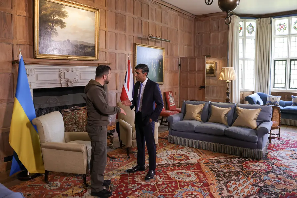 Chequers (United Kingdom), 15/05/2023.- A handout photo made available by the British Prime Minister's Office No.10 Downing Street shows Britain's Prime Minister Rishi Sunak (R) welcoming Ukraine's President Volodymyr Zelensky prior to a meeting at Chequers, the country house of the Prime Minister in Buckinghamshire, Britain, 15 May 2023. Zelensky is in Britain to discuss 'urgent support for Ukraine'. (Ucrania, Reino Unido) EFE/EPA/SIMON DAWSON/NO 10 DOWNING STREET HANDOUT -- MANDATORY CREDIT: CROWN COPYRIGHT -- HANDOUT EDITORIAL USE ONLY/NO SALES
 BRITAIN UKRAINE DIPLOMACY