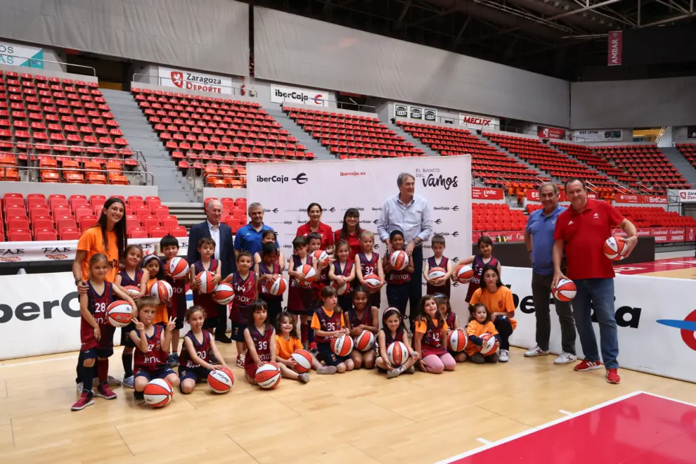 Foto de la entrega de balones de minibasket a los escolares participantes en la Liga de Escuelas, en el pabellón Príncipe Felipe de Zaragoza