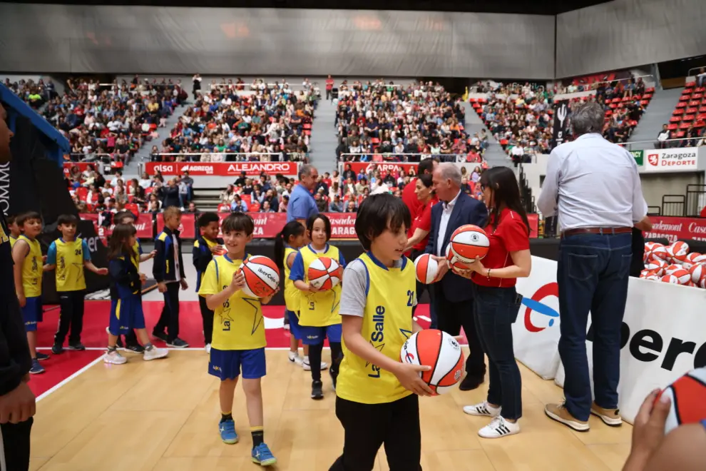 Foto de la entrega de balones de minibasket a los escolares participantes en la Liga de Escuelas, en el pabellón Príncipe Felipe de Zaragoza