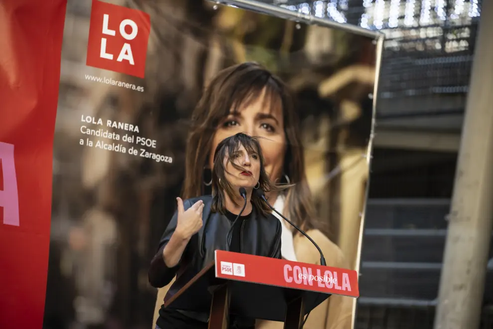 La candidata socialista a la Alcaldía de Zaragoza, Lola Ranera, visita la calle Delicias