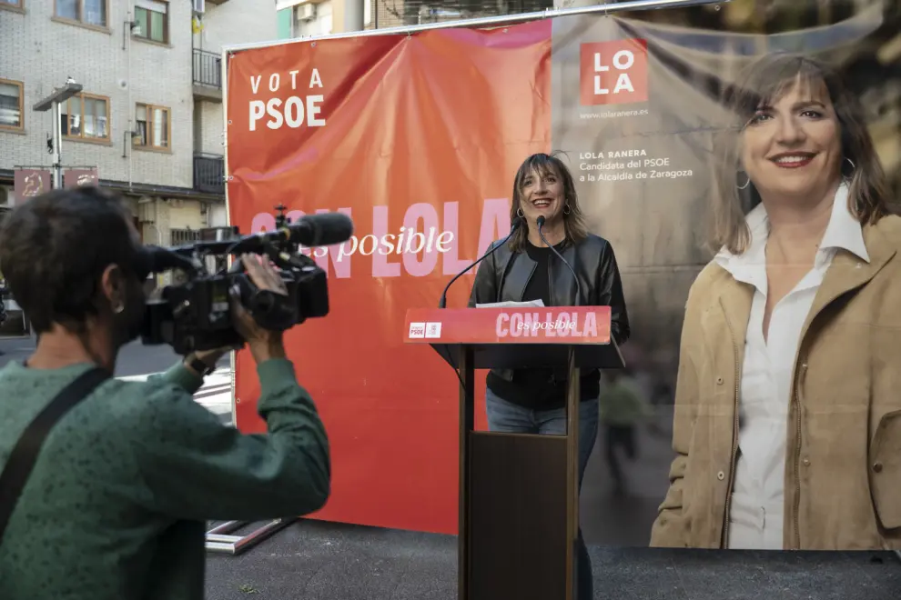 La candidata socialista a la Alcaldía de Zaragoza, Lola Ranera, visita la calle Delicias