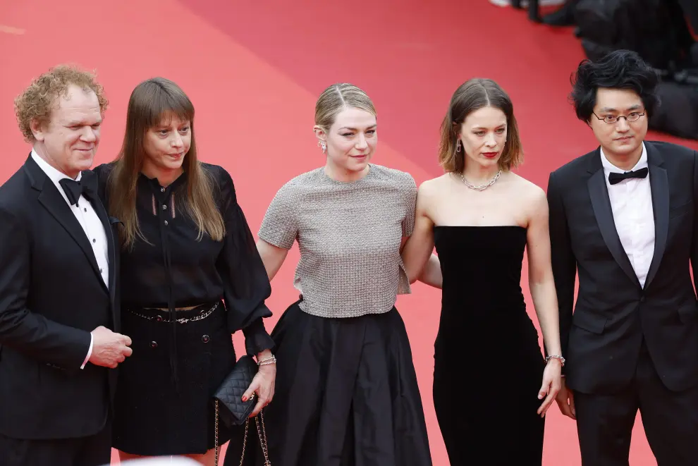 Cannes (France), 16/05/2023.- (L-R) John C. Reilly, Alice Winocour, Emilie Dequenne, Paula Beer and Davy Chou arrive for the Opening Ceremony of the 76th annual Cannes Film Festival, in Cannes, France, 16 May 2023. The festival runs from 16 to 27 May. (Cine, Francia) EFE/EPA/Sebastien Nogier
 FRANCE CANNES FILM FESTIVAL 2023