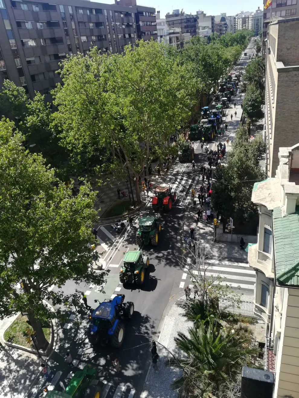 Tractorada de agricultores catalanes ante la CHE, en el centro de Zaragoza