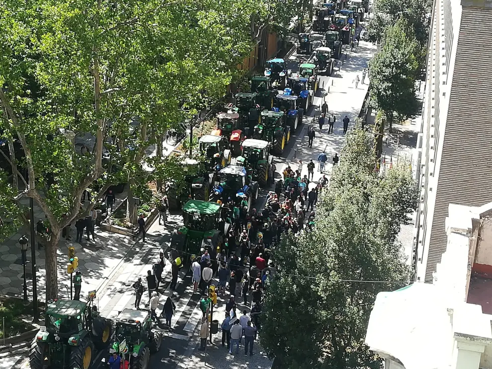 Tractorada de agricultores catalanes ante la CHE, en el centro de Zaragoza