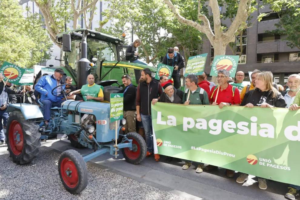Tractorada de agricultores catalanes en el centro de Zaragoza y protesta ante la CHE