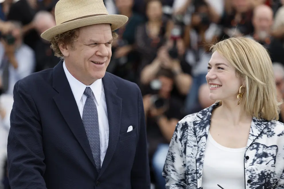Cannes (France), 17/05/2023.- US actor and Jury President John C. Reilly (R) and Belgian actor and Jury member Emilie Dequenne attend the photocall for the Un Certain Regard Jury during the 76th annual Cannes Film Festival, in Cannes, France, 17 May 2023. The festival runs from 16 to 27 May. (Cine, Francia) EFE/EPA/SEBASTIEN NOGIER
 FRANCE CANNES FILM FESTIVAL 2023