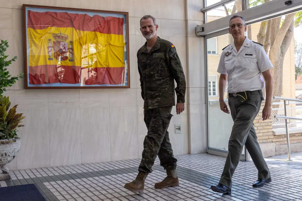 Imágenes de la visita de Felipe VI al Hospital Militar de Zaragoza