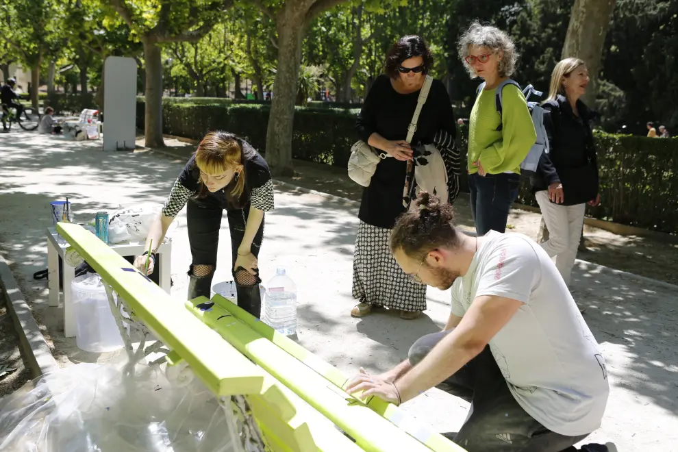 La jornada de arte urbano 'Bancos con color' pone en valor a los artistas zaragozanos