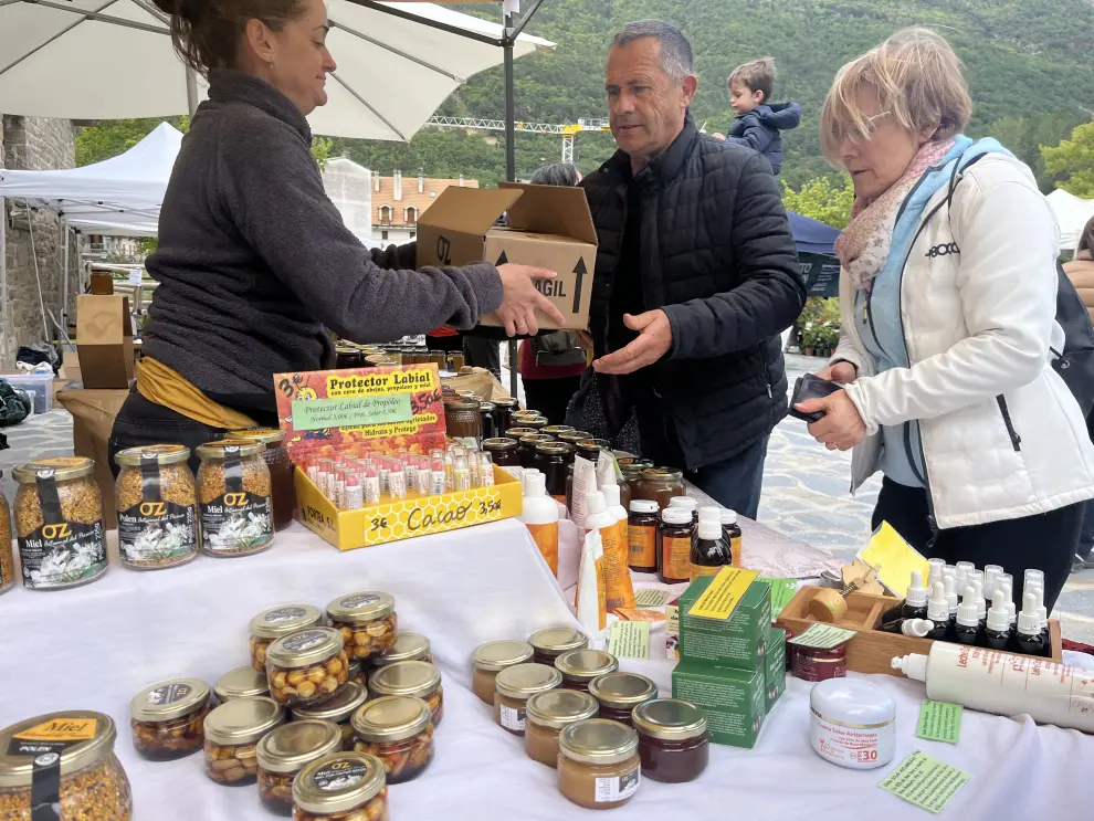 La Feria de la Primavera de Biescas cuenta este año con 40 expositores de horticultura y artesanía y siete productores de miel.
