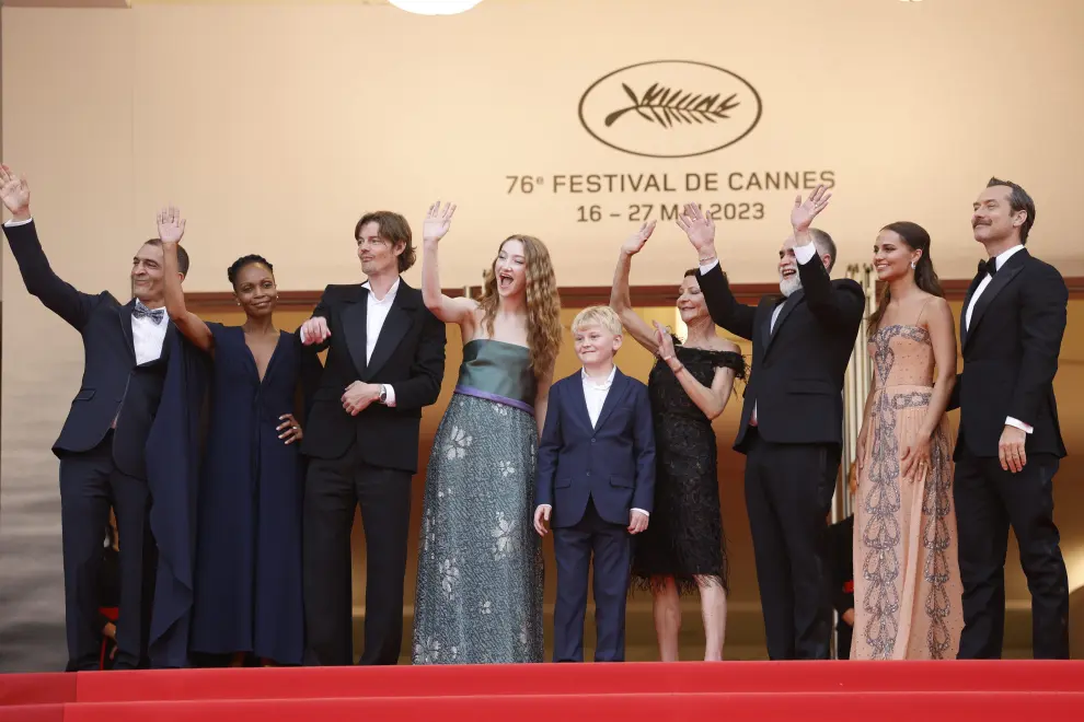 Cannes (France), 21/05/2023.- (L-R) Gabrielle Tana, director Karim Ainouz, Alicia Vikander, and Jude Law arrive for the screening of 'Le Jeu de la reine' (Firebrand) during the 76th annual Cannes Film Festival, in Cannes, France, 21 May 2023. The movie is presented in the Official Competition of the festival which runs from 16 to 27 May. (Incendio, Cine, Francia) EFE/EPA/SEBASTIEN NOGIER
 FRANCE CANNES FILM FESTIVAL 2023