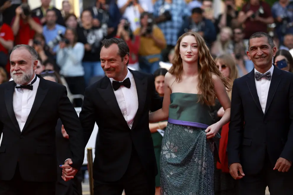 Cannes (France), 21/05/2023.- Jude Law (L) and a young guest (R) arrive with the cast and crew for the screening of 'Le Jeu de la reine' (Firebrand) during the 76th annual Cannes Film Festival, in Cannes, France, 21 May 2023. The movie is presented in the Official Competition of the festival which runs from 16 to 27 May. (Incendio, Cine, Francia) EFE/EPA/SEBASTIEN NOGIER
 FRANCE CANNES FILM FESTIVAL 2023