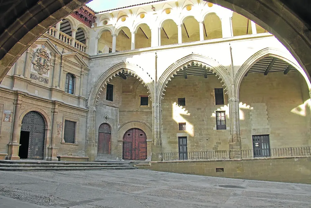 La Casa Consistorial renacentista con la monumental Logia gótica de Alcañiz.