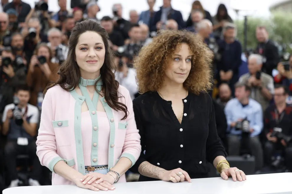 Cannes (France), 21/05/2023.- French director Mona Achache (R) and French actor Marion Cotillard attend the photocall for 'Little Girl Blue' during the 76th annual Cannes Film Festival, in Cannes, France, 21 May 2023. The festival runs from 16 to 27 May. (Cine, Francia) EFE/EPA/SEBASTIEN NOGIER
 FRANCE CANNES FILM FESTIVAL 2023