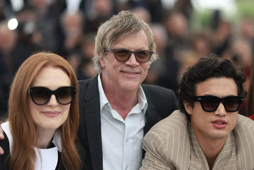 The 76th Cannes Film Festival - Photocall for the film "May December" in competition - Cannes, France, May 21, 2023. Cast members Natalie Portman, Julianne Moore and Charles Melton pose. REUTERS/Gonzalo Fuentes FILMFESTIVAL-CANNES/MAY DECEMBER
