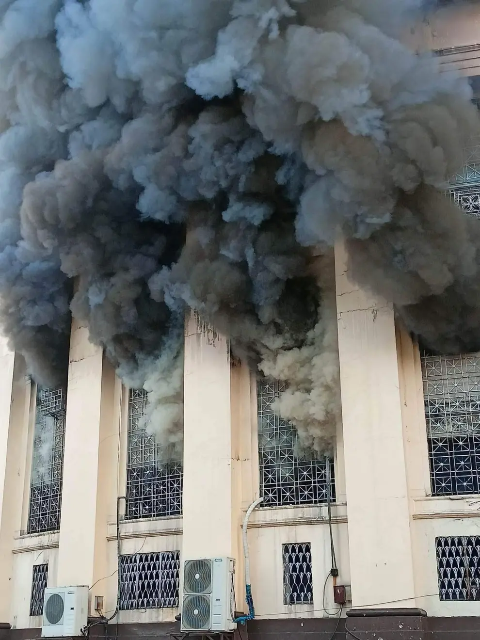 Smoke erupts as a massive fire hits Manila Central Post Office building in Manila, Philippines, May 22, 2023. Bureau Of Fire Protection NCR/Handout via REUTERS    THIS IMAGE HAS BEEN SUPPLIED BY A THIRD PARTY. MANDATORY CREDIT. NO RESALES. NO ARCHIVES. PHILIPPINES-FIRE/