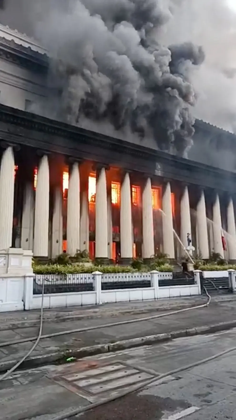 Smoke erupts as a massive fire hits Manila Central Post Office building in Manila, Philippines, May 22, 2023. Bureau Of Fire Protection NCR/Handout via REUTERS    THIS IMAGE HAS BEEN SUPPLIED BY A THIRD PARTY. MANDATORY CREDIT. NO RESALES. NO ARCHIVES.     TPX IMAGES OF THE DAY PHILIPPINES-FIRE/