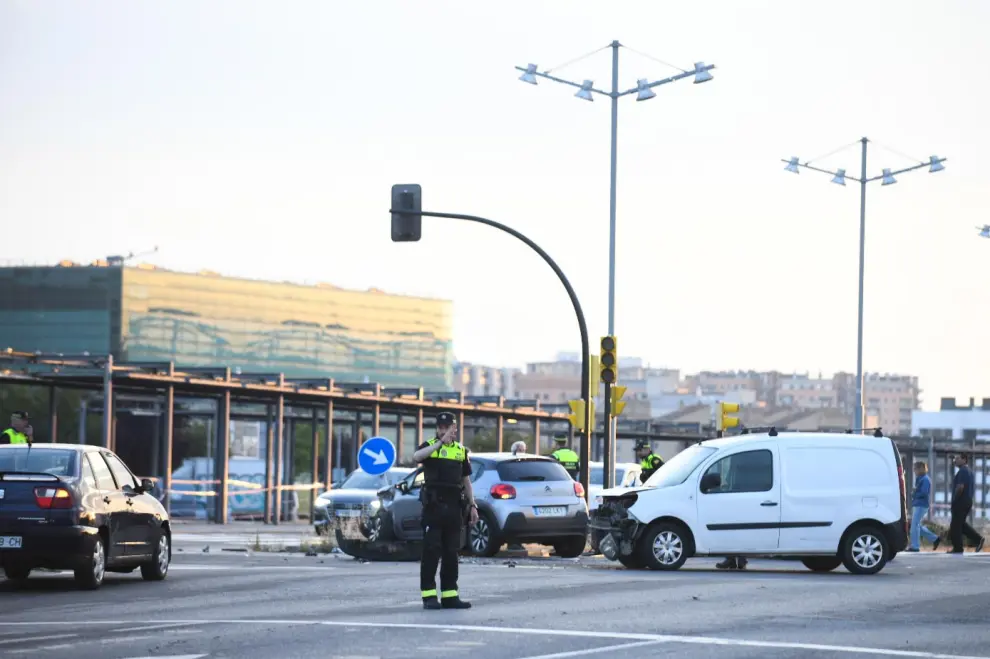 Aparatoso accidente entre turismo y una furgoneta en la avenida de Soria de Zaragoza