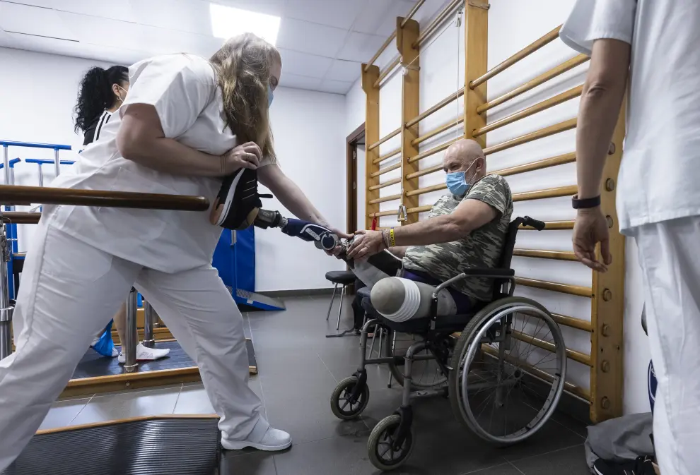 Médicos y fisioterapeutas ucranianos aprenden en el Hospital Militar de Zaragoza, que atiende a soldados amputados víctimas de la guerra
