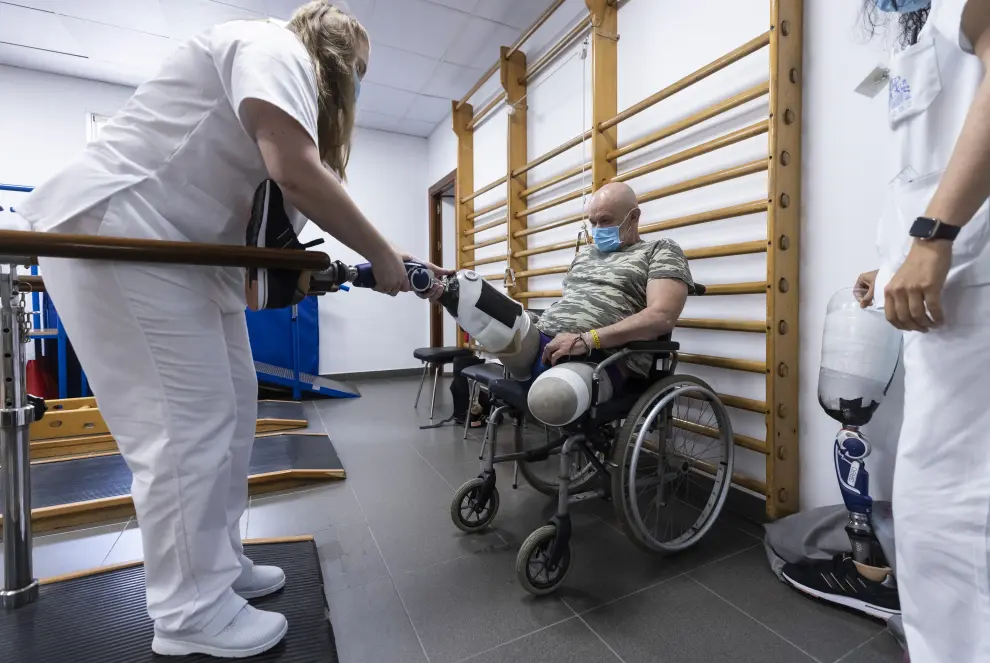 Médicos y fisioterapeutas ucranianos aprenden en el Hospital Militar de Zaragoza, que atiende a soldados amputados víctimas de la guerra