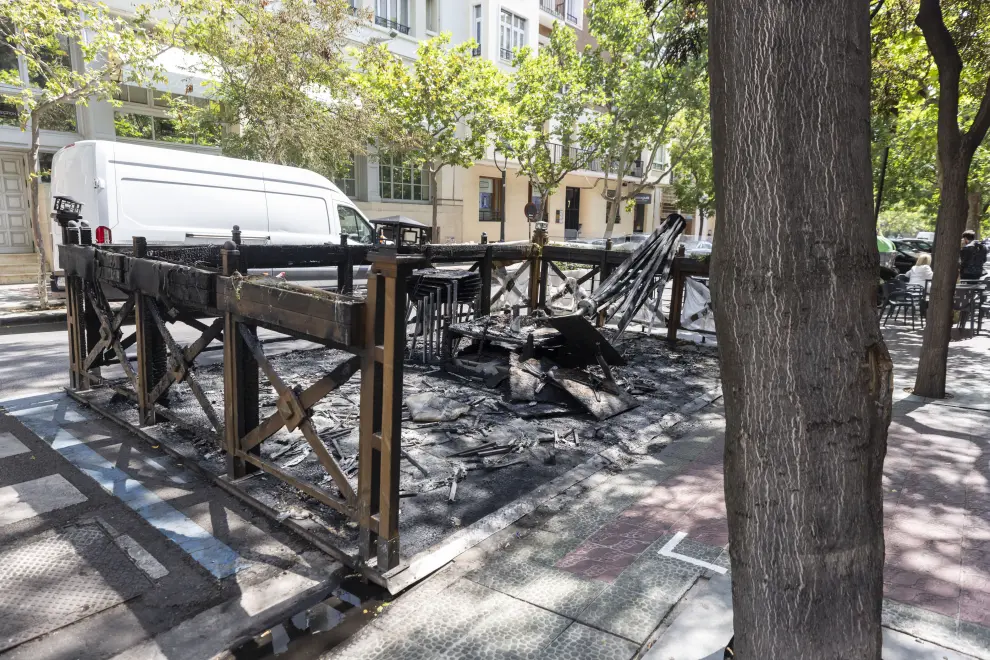 Un incendio calcina una terraza velador en el centro de Zaragoza