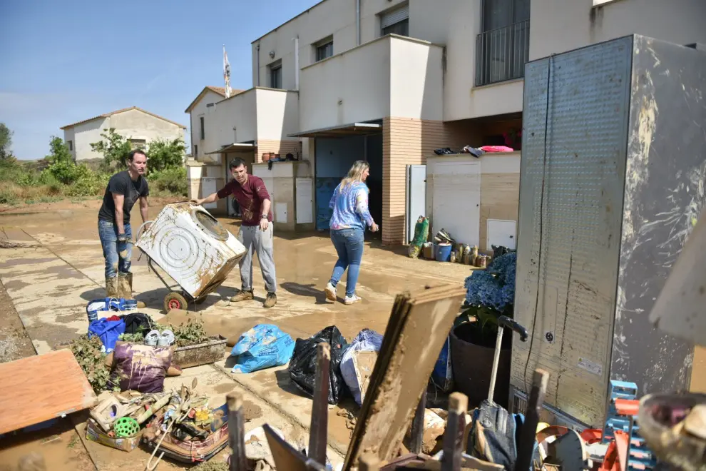 Los vecinos limpian los destrozos ocasionados por las inundaciones.