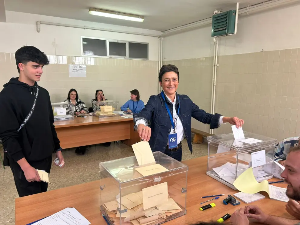 Ana Marín, votando en Teruel.