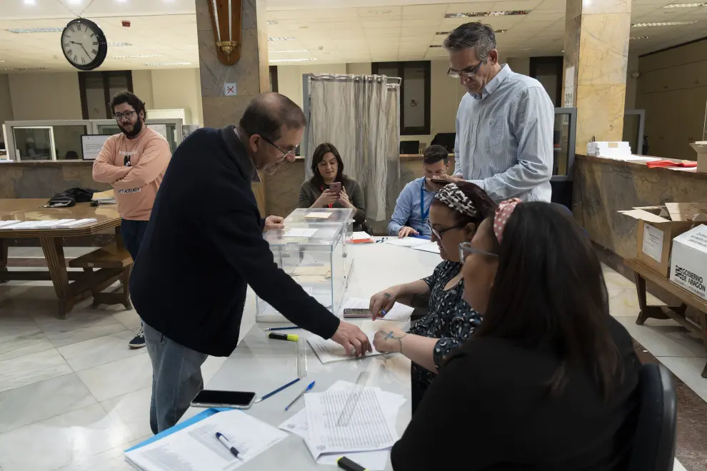 Inicio de las votaciones en un colegio electoral del centro de Teruel