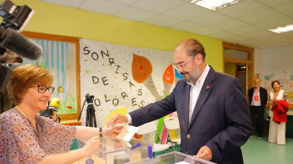 Javier Lambán, candidato del PSOE a la Presidencia de Aragón, votando en Ejea.
