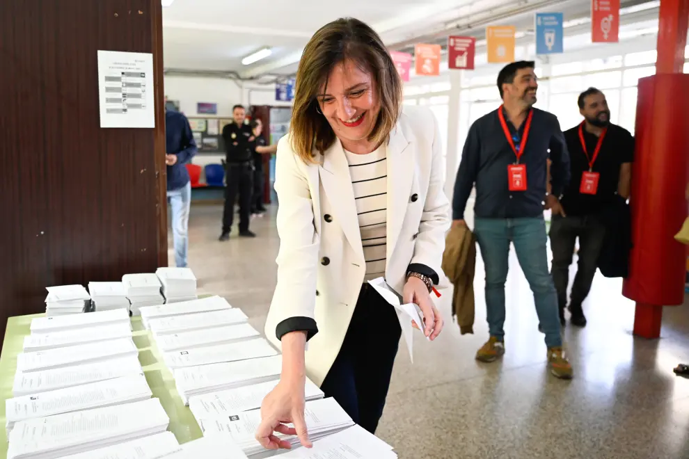 La candidata socialista a la Alcaldía de Zaragoza, Lola Ranera, votando en el colegio electoral Eugenio López del Arrabal