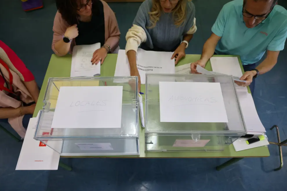 Composición de las mesas electorales en el colegio Jerónimo Blancas, en el barrio de Valdefierro de Zaragoza