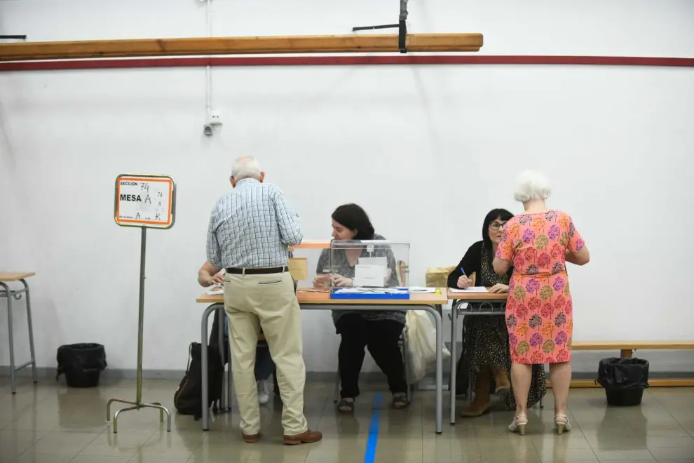 Votaciones en el colegio electoral Félix de Azara de Zaragoza.