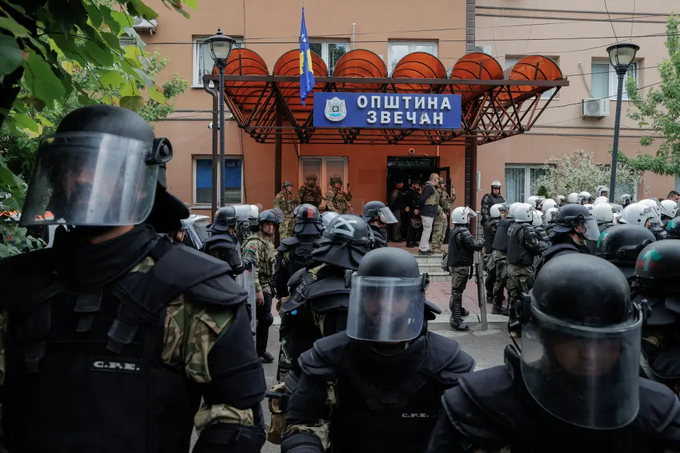 Hungarian KFOR soldiers protect the entrance of the municipality office, in the town of Zvecan, Kosovo, May 29, 2023. REUTERS/Valdrin Xhemaj NO RESALES. NO ARCHIVES. KOSOVO-SERBS/VIOLENCE