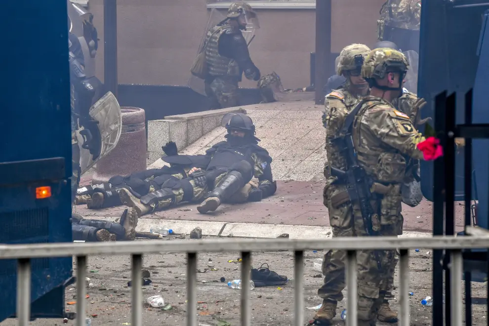 NATO Kosovo Force (KFOR) soldiers detain a local Kosovo Serb protester at the entrance of the municipality office, in the town of Zvecan, Kosovo, May 29, 2023. REUTERS/Laura Hasani KOSOVO-SERBS/VIOLENCE