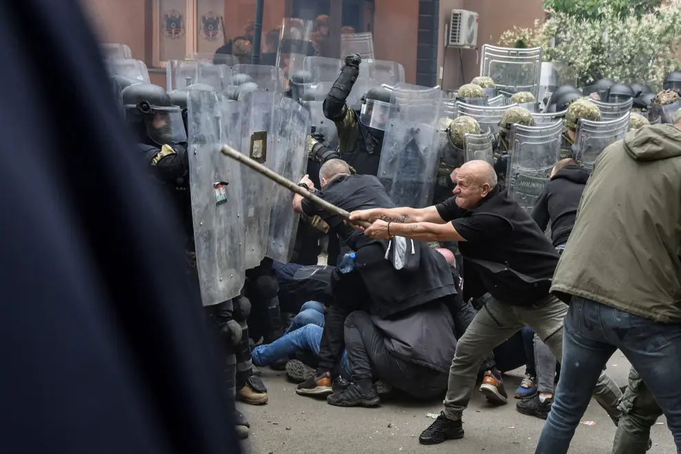 NATO Kosovo Force (KFOR) soldiers clash with local Kosovo Serb protesters at the entrance of the municipality office, in the town of Zvecan, Kosovo, May 29, 2023. REUTERS/Laura Hasani KOSOVO-SERBS/VIOLENCE