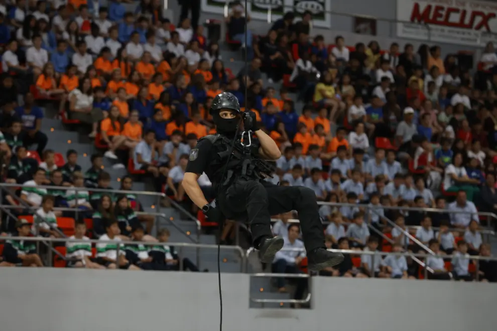 La Policía Nacional exhibe sus medios a la comunidad educativa