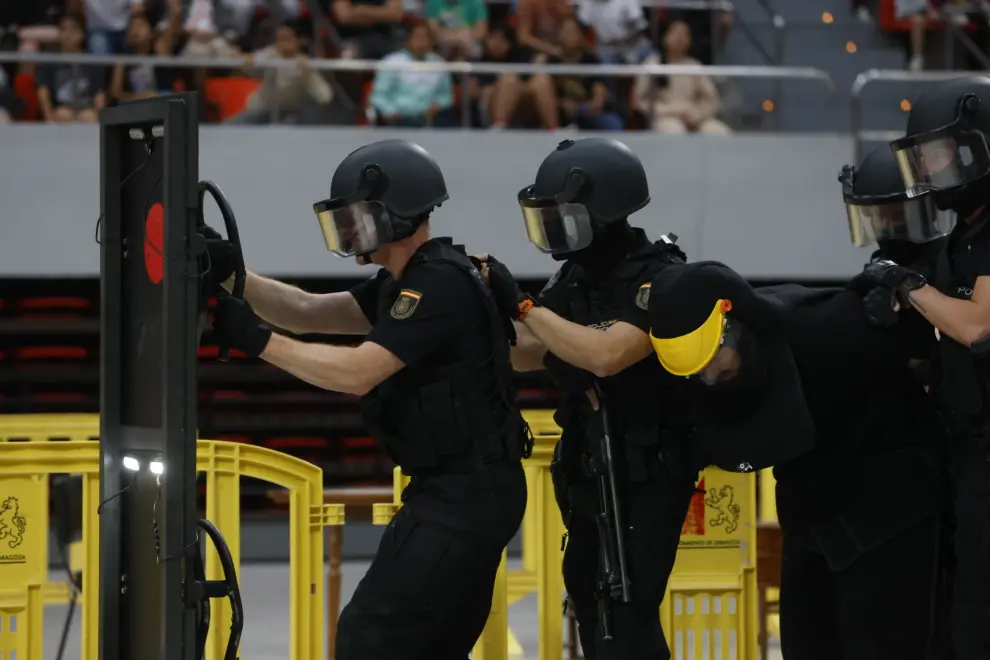 La Policía Nacional exhibe sus medios a la comunidad educativa