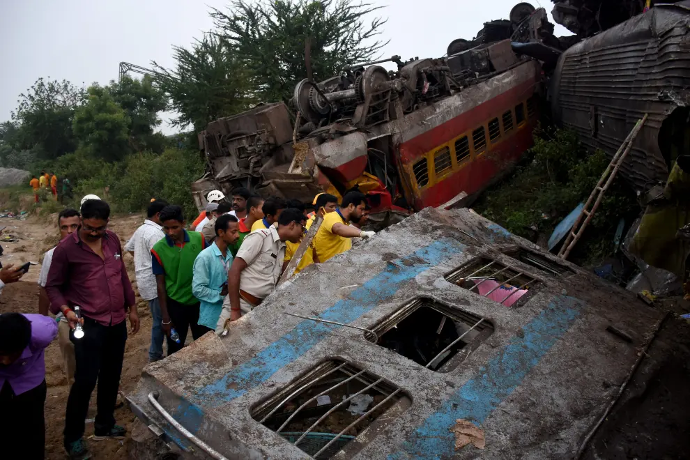 Rescue workers carry a body of a victim after a deadly collision of trains in Balasore district in the eastern state of Odisha, India, June 3, 2023. REUTERS/Stringer NO RESALES. NO ARCHIVES. INDIA-CRASH/RAIL