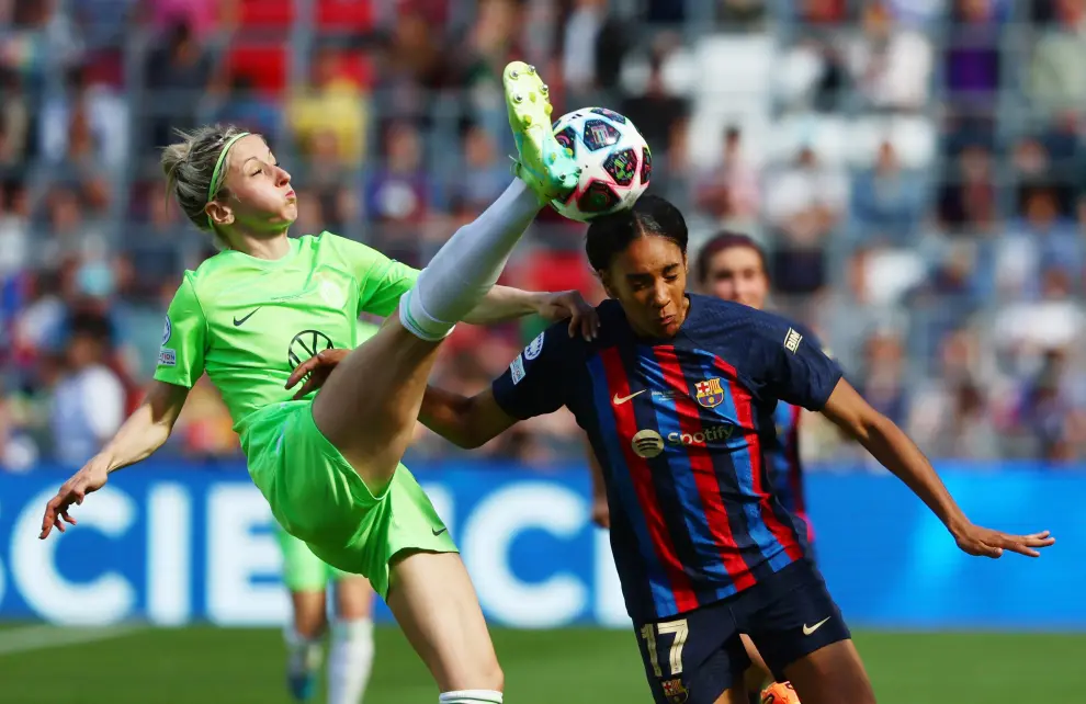 Soccer Football - Women's Champions League - Final - FC Barcelona v VfL Wolfsburg - Philips Stadion, Eindhoven, Netherlands - June 3, 2023 VfL Wolfsburg's Lena Oberdorf in action with FC Barcelona's Salma Paralluelo REUTERS/Piroschka Van De Wouw SOCCER-CHAMPIONS-FCB-WOB/PREVIEW