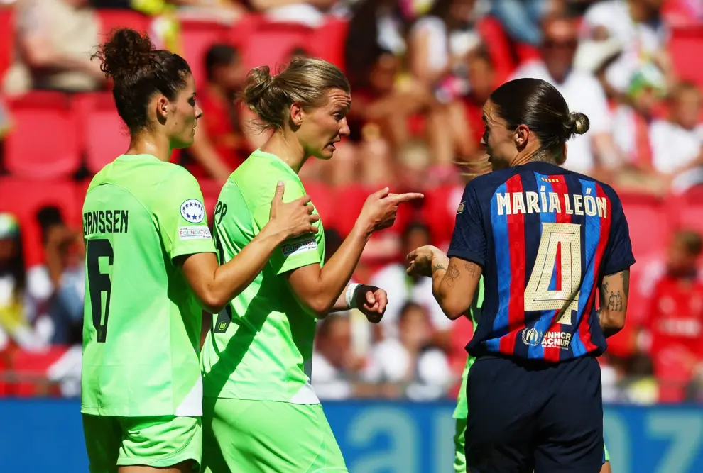 Soccer Football - Women's Champions League - Final - FC Barcelona v VfL Wolfsburg - Philips Stadion, Eindhoven, Netherlands - June 3, 2023 VfL Wolfsburg's Ewa Pajor in action with FC Barcelona's Mapi Leon REUTERS/Yves Herman SOCCER-CHAMPIONS-FCB-WOB/PREVIEW