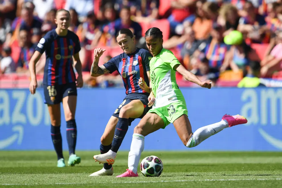 Soccer Football - Women's Champions League - Final - FC Barcelona v VfL Wolfsburg - Philips Stadion, Eindhoven, Netherlands - June 3, 2023 VfL Wolfsburg's Alexandra Popp speaks to FC Barcelona's Mapi Leon after scoring their second goal REUTERS/Yves Herman SOCCER-CHAMPIONS-FCB-WOB/PREVIEW