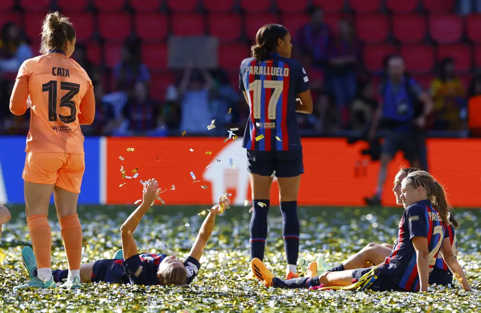 Soccer Football - Women's Champions League - Final - FC Barcelona v VfL Wolfsburg - Philips Stadion, Eindhoven, Netherlands - June 3, 2023 FC Barcelona's Salma Paralluelo celebrates with the trophy and teammates after winning the Women's Champions League Final REUTERS/Yves Herman SOCCER-CHAMPIONS-FCB-WOB/PREVIEW