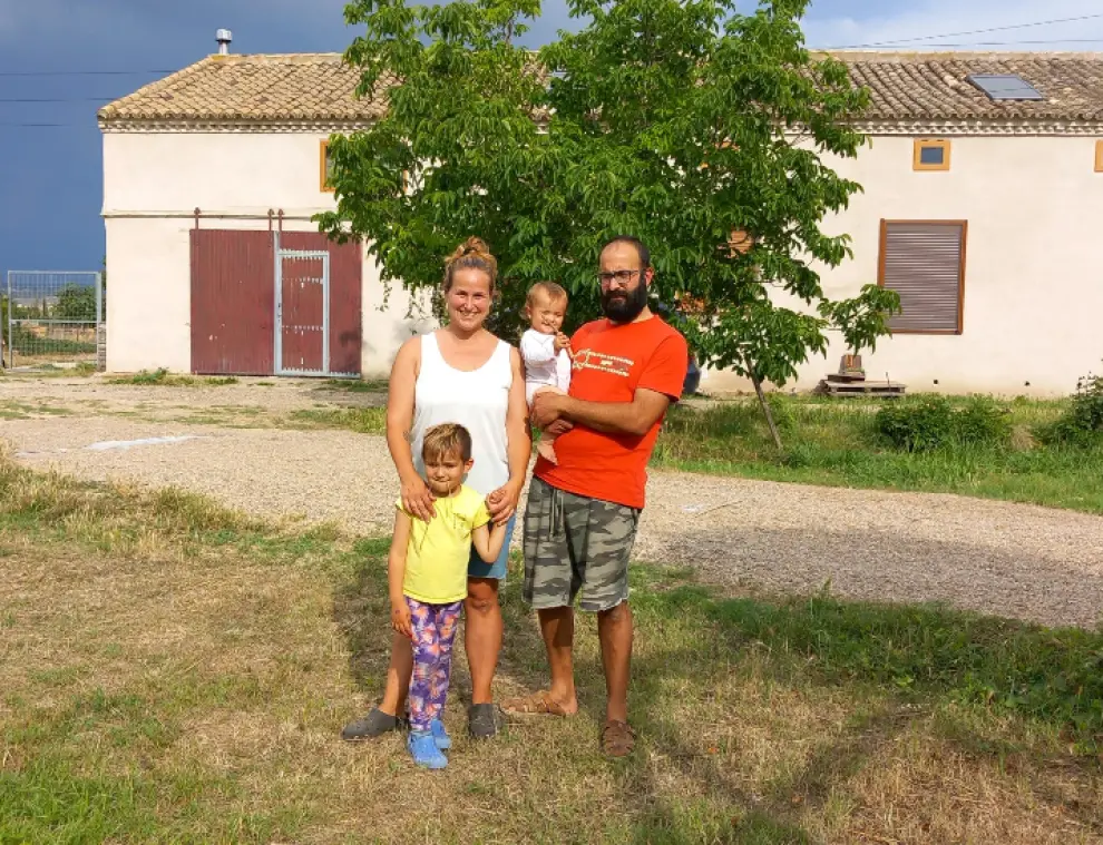 Una familia de Zaragoza vive en un terreno de Montañana de manera sostenible y autosuficiente.