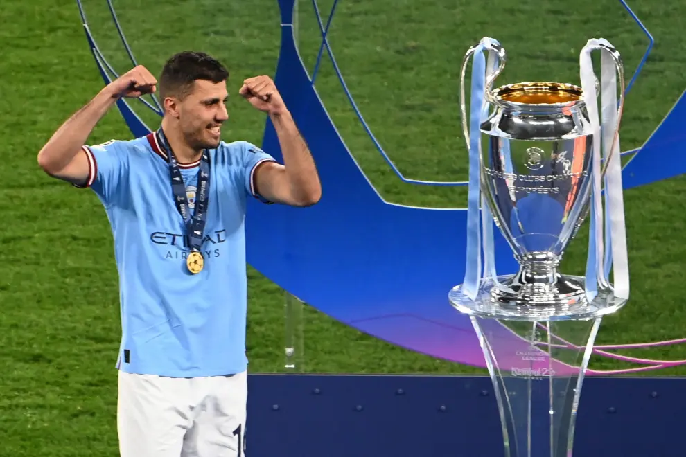 Soccer Football - Champions League Final - Manchester City v Inter Milan - Ataturk Olympic Stadium, Istanbul, Turkey - June 11, 2023 Manchester City's Ruben Dias celebrates with the trophy and teammates after winning the Champions League REUTERS/Molly Darlington SOCCER-CHAMPIONS-MCI-INT/REPORT
