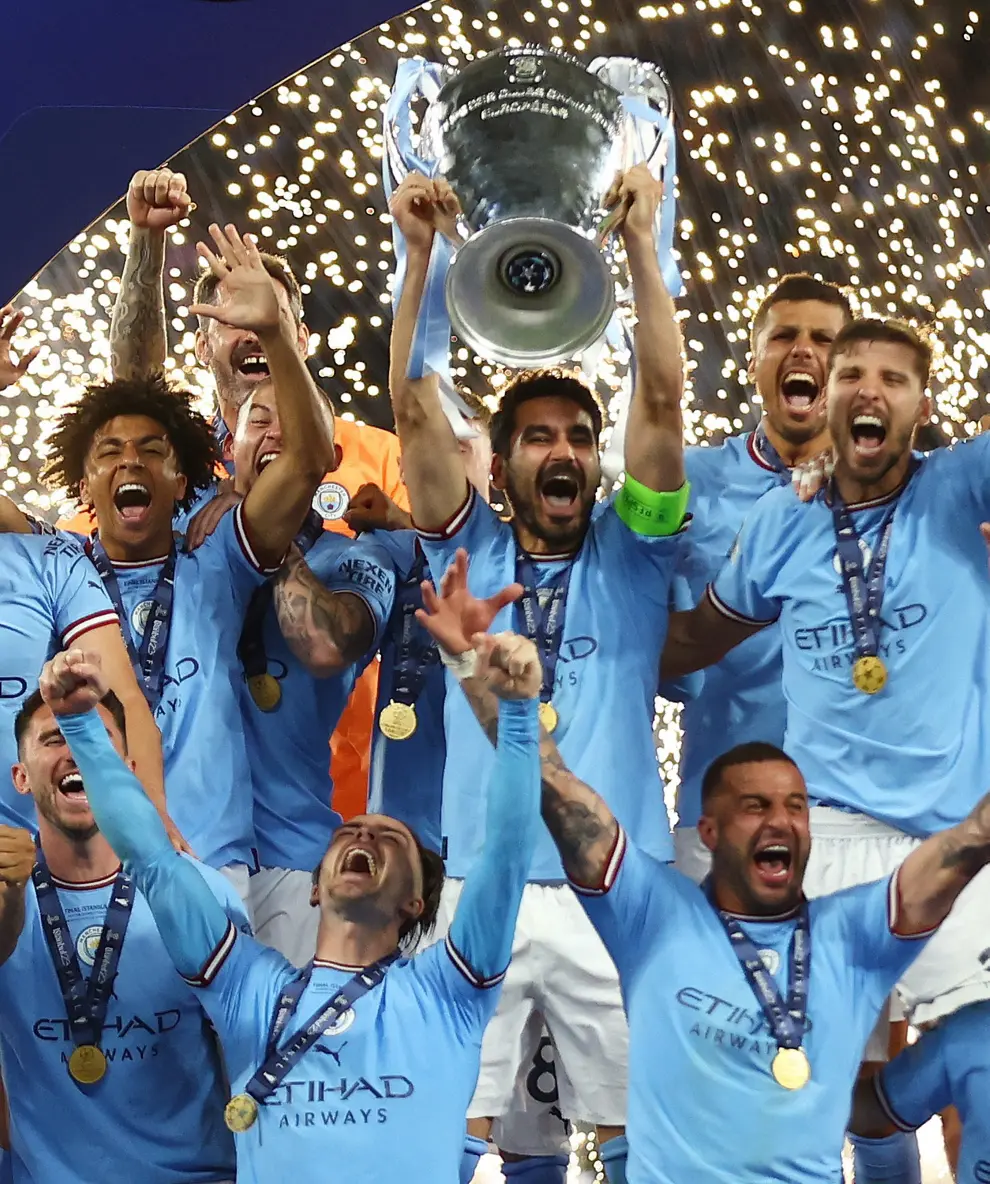 Soccer Football - Champions League Final - Manchester City v Inter Milan - Ataturk Olympic Stadium, Istanbul, Turkey - June 11, 2023 Manchester City players celebrate with the trophy after winning the Champions League REUTERS/Molly Darlington SOCCER-CHAMPIONS-MCI-INT/REPORT