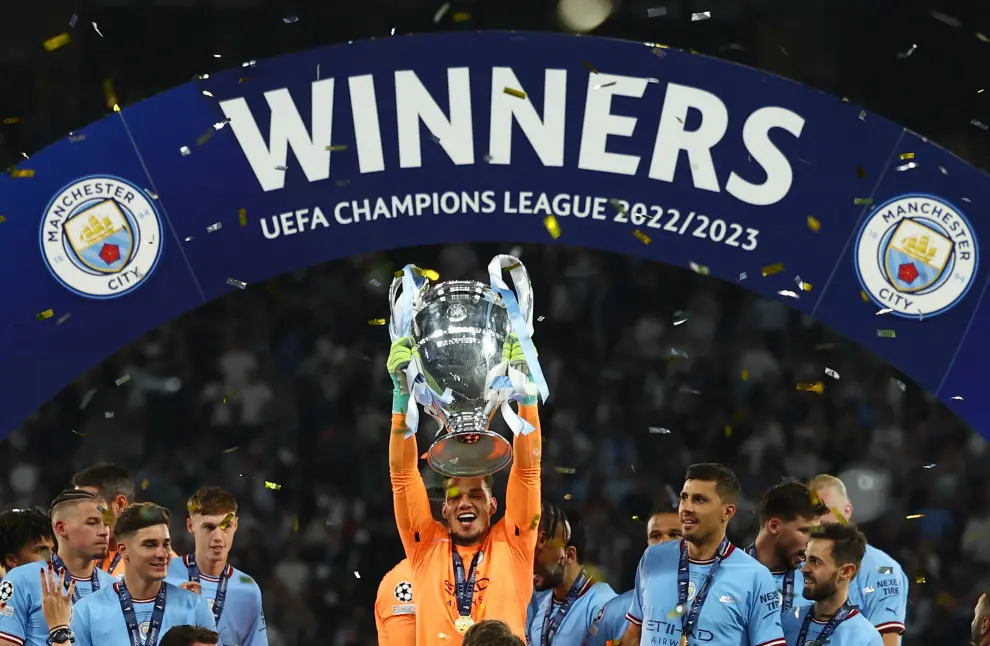 Soccer Football - Champions League Final - Manchester City v Inter Milan - Ataturk Olympic Stadium, Istanbul, Turkey - June 11, 2023 Manchester City's Ilkay Gundogan celebrates with the trophy and teammates after winning the Champions League REUTERS/Murad Sezer SOCCER-CHAMPIONS-MCI-INT/REPORT