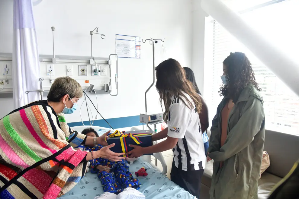 El presidente de Colombia, Gustavo Petro, ha visitado a los niños hospitalizados.
